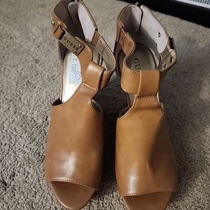 NWOT Women's Guess Brown Wedges Size 10